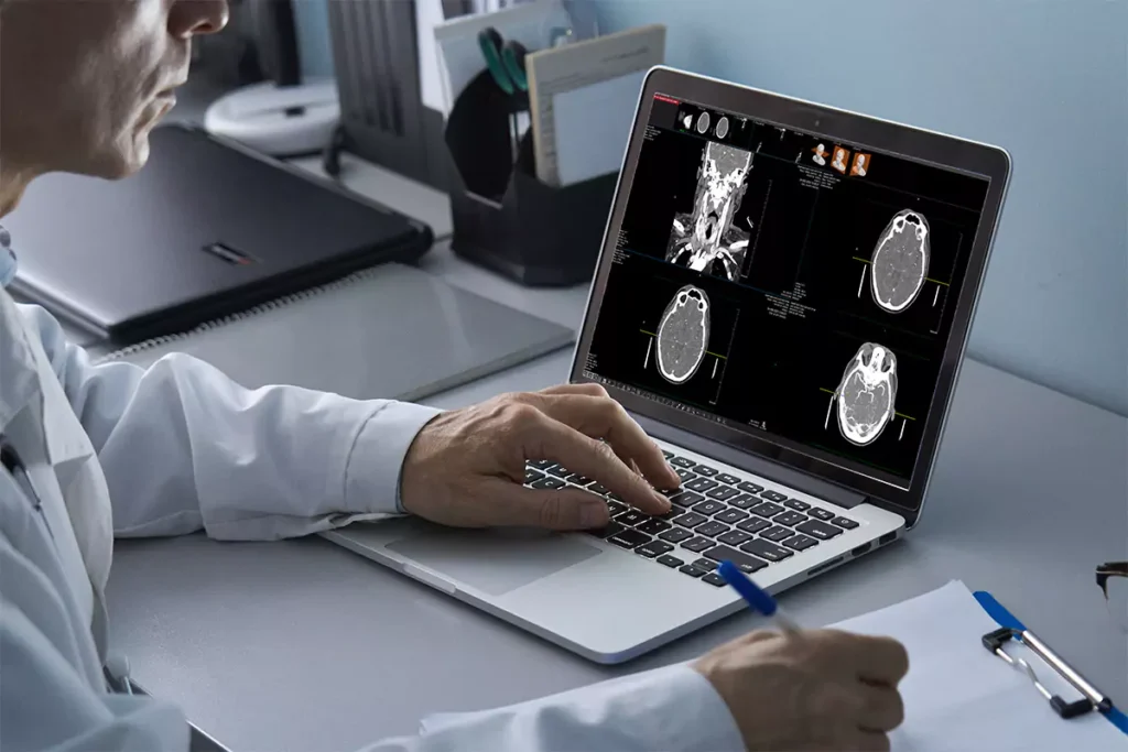 Physician analyzing reports using PICOM365 3D visualization